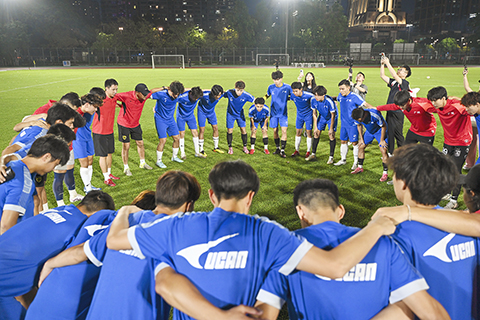 ◎ 廣東省城市足球超級聯賽(簡稱「粵超」)正賽即將開賽,廣州代表隊在廣州天河體育中心進行集訓以來的首次實戰演練。「粵超」計劃四月二十五日在廣東全省二十一個地級市開賽,共有一百二十三場比賽,各地級市派一支代表隊參賽,球隊以城市命名,一城一主場,參賽球員為各行各業的足球愛好者。圖為廣州代表隊成員互相打氣。(中新社記者 陳驥旻 攝)