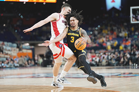 ◎ 四月四日在印第安納波利斯舉行的NCAA大學籃球錦標賽半決賽四強賽的下半場比賽中,密西根州後衛埃利奧特·卡多(Elliot Cadeau)(3)突破了亞利桑那州前鋒伊万·哈琴科夫的封阻。(Ivan Kharchenkov)。(美聯社)