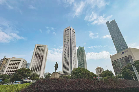 ◎ 南京新街口孫中山銅像與現代化高樓。(中新社記者泱波 攝)