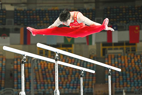 ◎ 四月六日,中國選手劉洋在決賽中。最終,他獲得冠軍。國際體聯體操世界盃開羅站男子雙槓決賽在埃及開羅舉行。(新華社記者 辛夢晨 攝)