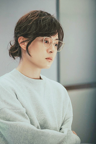 ◎ 台灣清明連假,愛奇藝國際版特別推出「追劇懶人包」,精選5部話題爆表的影劇與動漫。其中包括孫儷與吳慷仁在《危險關係》的情感對決、《冬去春來》中章若楠狠退相親對象、《你好1983》翟瀟聞封神告白周也,這份追劇片單要讓台灣觀眾從早看到晚,完全不無聊。圖為孫儷在《危險關係》中飾演大學教授顏聆。(香港中通社圖片)