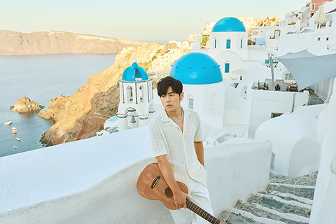 ◎ 著名歌手周杰倫推出最新專輯《太陽之子》,在甜蜜的《I Do》MV之後,第四波宣傳,再將浪漫情歌《愛琴海》的MV帶給大家。《愛琴海》MV,在希臘聖托里尼海天一色的美景拍攝,周傑倫在MV里抱著吉他愜意彈唱,抒情R&B的曲風搭配美麗的景緻。(香港中通社圖片)