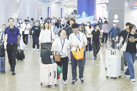 ◎ 四月七日,復活節清明假期最後一天,假期離港市民陸續返港。入境處預計當天約有六十七萬一千人次入境。圖為香港西九龍高鐵站,抵港市民過關出閘。(香港中通社記者 陳奕啟 攝)