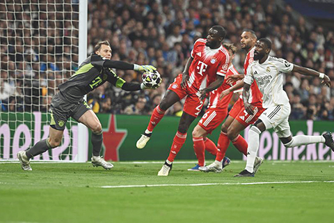 ◎ 四月七日,拜仁慕尼黑隊門將紐亞多次撲出皇馬射手勁射。在西班牙馬德里進行的歐洲足球冠軍聯賽四分之一決賽首回合比賽中,西甲皇家馬德里隊主場一比二不敵德甲拜仁慕尼黑隊。(新華社記者程敏 攝)