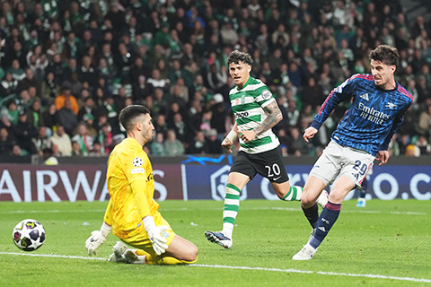 ◎ 夏維斯(右)最後時刻為阿仙奴絕殺士砵亭。(美聯社)