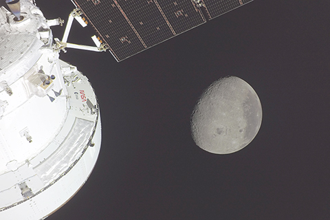 ◎ 據美國航空航天局消息,執行美國「阿耳忒彌斯2號」載人繞月飛行任務的「獵戶座」飛船四月七日開始返回地球的旅程。圖為執行「阿耳忒彌斯2號」載人繞月飛行測試任務的「獵戶座」飛船和月球(四月六日攝)。(新華社發 美國國家航空航天局供圖)