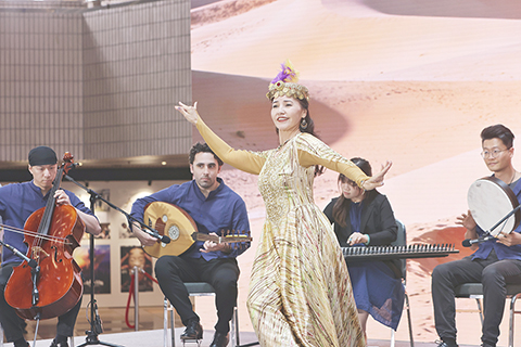 ◎ 四月九日,「中華文化節二0二六」舉行節目簡介會。由香港特區政府文化體育及旅遊局呈獻、康樂及文化事務署策劃的「中華文化節二0二六」將於六月至九月期間舉行。今年「中華文化節」踏入第三屆,旨在弘揚中華文化,以提升市民的國民身份認同及文化自信。圖為《絲路迴響•胡樂新聲》音樂會選段示範表演。(香港中通社記者 謝光磊 攝)