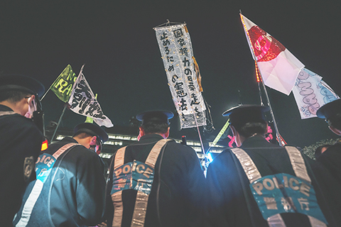 ◎ 四月八日晚,大批日本民眾在位於東京的國會議事堂前集會,抗議高市早苗政府部署遠程導彈、企圖解禁殺傷性武器出口等破壞和平憲法的動向。在集會現場,抗議者手持寫有「守護憲法第九條」「不要戰爭」「高市政權即刻下台」等字樣的標語,高喊「反對修憲」「反對戰爭」等口號,呼籲維護和平憲法。(新華社記者 賈浩成 攝)