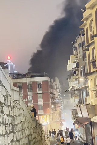 ◎ 大三巴街國匯大廈地庫某單位發生火警,現場有明火及冒出大量的濃煙。(網圖)