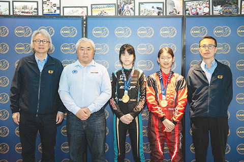 ◎ 劉司鑾(中)、楊雨彤(右二)獲授國際汽聯獎章。