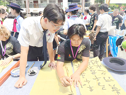 美國青少年在海口山高高級實驗中學學習書法。(中新社記者 張茜翼 攝)
