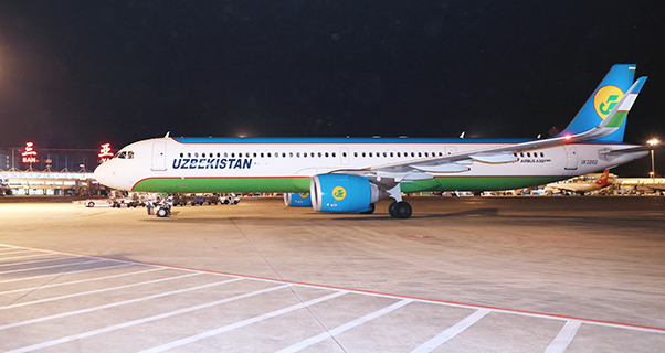 烏茲別克斯坦航空客機抵達三亞鳳凰國際機場。(三亞鳳凰國際機場 供圖)