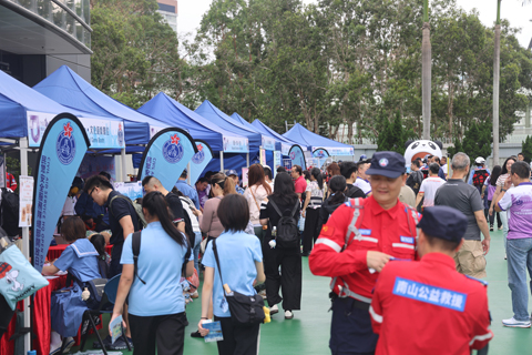 ◎ 四月十一日,香港全民國家安全教育日在民眾安全服務隊總部舉行。開放日以互動體驗為核心,通過虛擬實境救援、無人機操作、搜救器材展示等環節,讓市民在參與中理解國家安全的重要性以及鞏固「維護國安、人人有責」的社會共識。圖為活動吸引大批民眾到場參與。(香港中通社記者 鄧梓傑 攝)