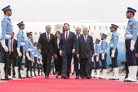 ◎ 由美國副總統萬斯率領的美國談判代表團四月十一日抵達位於巴基斯坦首都伊斯蘭堡附近城市拉瓦爾品第的努爾汗空軍基地。稍早前,美國總統特朗普特使威特科夫以及特朗普的女婿庫什納已抵達。圖為當日,美國副總統萬斯(前中)抵達巴基斯坦努爾汗空軍基地。(新華社發)