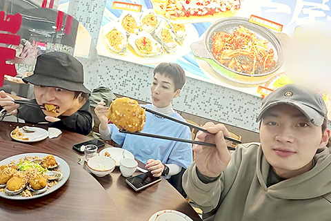 ◎ 佢哋其中一項任務,就係挑戰呢個傳聞中好韌嘅鮑魚。