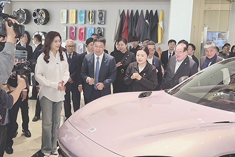 ◎ 四月十二日,中國國民黨主席鄭麗文(左一)一行在北京參觀小米汽車工廠。(中新社記者路梅 攝)