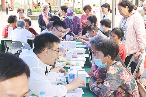 ◎ 駐場藥劑專業人員向市民提供用藥諮詢服務。