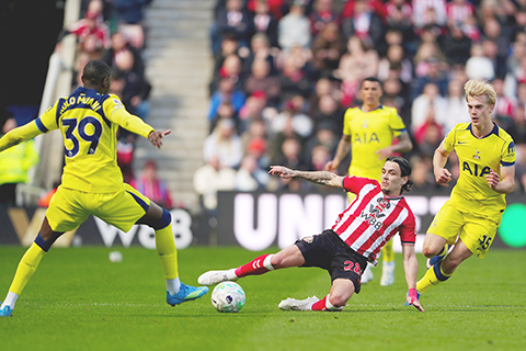 ◎ 四月十二日,特托定咸姆熱刺隊的蘭德爾·科洛·穆阿尼(左)與新特蘭隊的恩佐·勒費在新特蘭隊與熱刺隊之間的英超足球比賽中爭奪球權。(歐文漢弗萊斯/PA,美聯社)