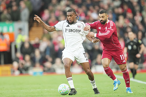 ◎ 四月十一日,英格蘭利物浦,利物浦隊和富咸隊之間的英超足球比賽中,利物浦隊的穆罕默德·沙拿(右)與富咸隊的亞歷克斯·伊沃比搶球。(美聯社/Jon Super)