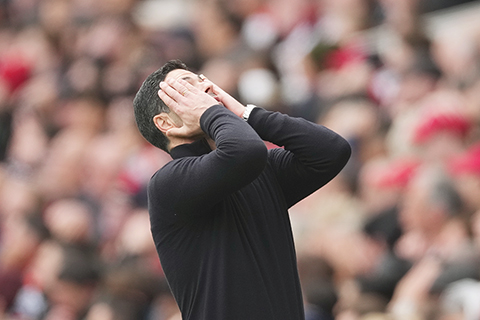 ◎ 奪冠路上關鍵戰,阿仙奴又掉鏈子,阿迪達形容是給他迎面一重拳。(美聯社圖)