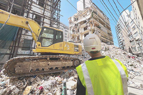 ◎ 四月十三日,黎巴嫩貝魯特,工人們正在清理廢墟,救援人員繼續在一座被毀的建築物中尋找失蹤婦女和女孩的屍體。(美聯社圖片/Hussein Malla)