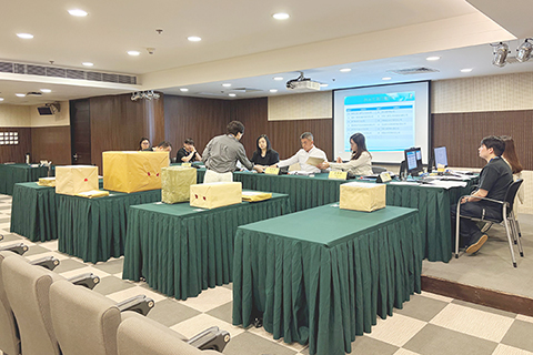 ◎ 交通事務局昨日舉行「公共道路泊車位的經營批給」的公開競投開標會議。