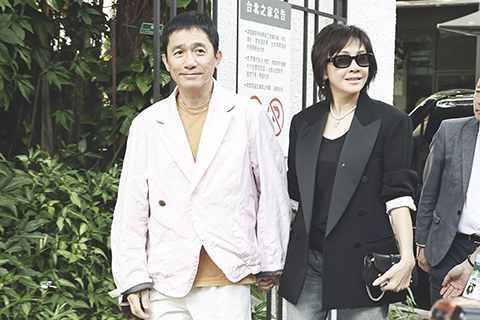 ◎ 四月十四日,金馬影帝梁朝偉與老婆劉嘉玲,一同出席新片《你是不會當樹嗎》記者會。(香港中通社圖片)