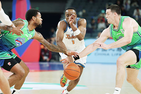 ◎ 4月13日,天津先行者隊球員賈維恩·哈姆雷特(左)與詹姆斯(右)防守新疆伊力特隊球員納托爾。CBA常規賽第三十八輪比賽中,天津先行者隊主場一百比九十八戰勝新疆伊力特隊。(新華社記者 孫凡越 攝)