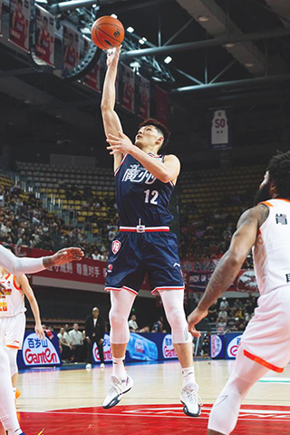 ◎ 4月13日,廣州朗肰海本隊球員李祥波在拋投得分。CBA常規賽第38輪中,廣州朗肰海本隊主場80比67戰勝江蘇肯帝亞隊。(新華社發 華野攝)