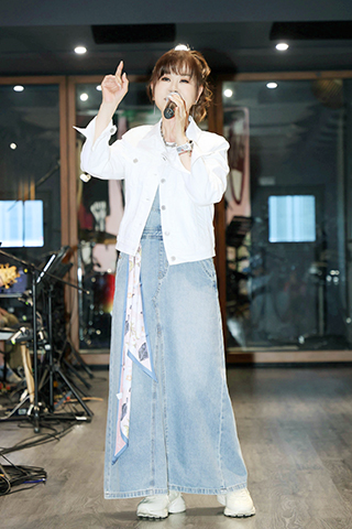 ◎ 台灣情歌天后龍千玉入行四十八年,四月二十五日將在台中舉辦首場個唱《男人情女人心》演唱會。(香港中通社圖片)