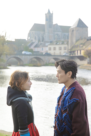 ◎ 台灣歌手張信哲全新MV《萬語千言》正式上線。《萬語千言》MV遠赴法國有「梵谷小鎮」之稱的奧維爾取景拍攝,這也是畫家梵谷生前最後居住的小鎮。(香港中通社圖片)