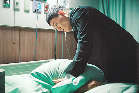 ◎ 台灣電影《死亡賭局》近日釋出最新預告,男主角春風在片中飾演因假球案跌落神壇的王牌投手「林勝毅」,他表示這次角色層次極為豐富,坦言:「我到現在還是不確定他是好人還是壞人」。(香港中通社圖片)