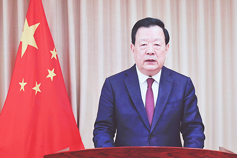 ◎ 四月十五日,「全民國家安全教育日」開幕典禮暨主題講座在香港會議展覽中心大會堂舉行,今年主題為「主動對接『十五五』規劃 堅持統籌發展和安全」,旨在提高全港市民維護國家安全的意識和責任感。圖為中央港澳工作辦公室主任、國務院港澳事務辦公室主任夏寶龍以視頻方式出席開幕典禮,並發表主旨致辭。(香港中通社記者謝光磊 攝)