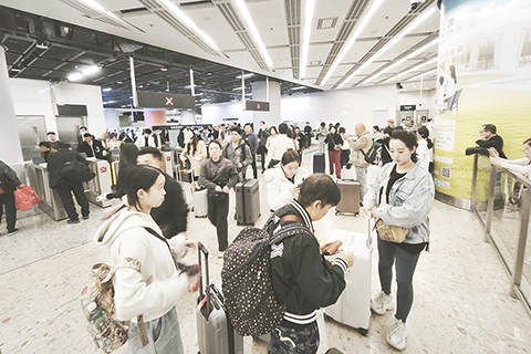 ◎ 四月十五日,香港旅發局公佈數據顯示,三月份訪港旅客人次為四百卅五萬,較去年同期上升百分之十四,其中非內地旅客佔百分之廿七。國際旅客佔比較之前高,相信受到多項國際級藝文盛事帶動,例如,巴塞爾藝術展香港展會、藝術中環展會、ComplexCon Hong Kong等。圖為抵達香港西九龍高鐵的內地遊客。(香港中通社圖片)