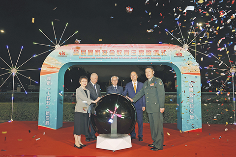 ◎ 岑浩輝(中),何厚鏵(左二),鄭新聰(右二),卞立新(左一),陳文勝(右一)主持澳門、橫琴、珠海三地聯動點亮城市地標宣傳國家安全資訊的亮燈儀式。