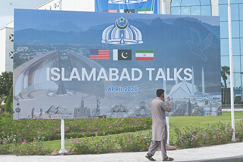 ◎ 美國總統特朗普四月十四日暗示,未來兩天美國和伊朗可能會在巴基斯坦重返談判桌。圖為十一日在巴基斯坦首都伊斯蘭堡拍攝的美伊談判相關海報。(新華社發艾哈邁德.卡邁勒 攝)