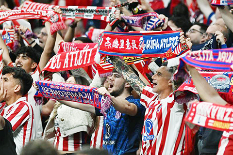 ◎ 馬體會球迷為打入歐冠四強歡慶。(新華社記者程敏攝)