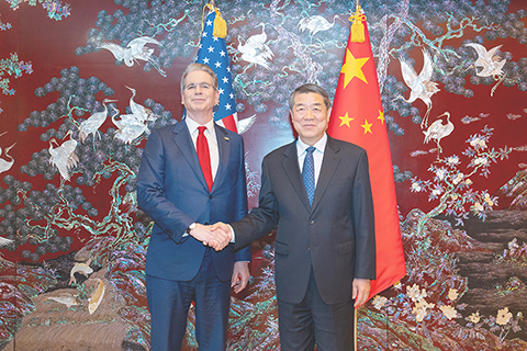 ◎ 當地時間5月13日,中美兩國經貿團隊在韓國舉行中美經貿磋商。圖為當日磋商前,中共中央政治局委員、國務院副總理何立峰與美國財政部長貝森特握手。(新華社記者 張笑宇)