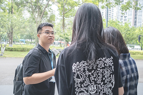 ◎ 五月十一日,在成都從事幼教工作的台灣青年廖家興(左)在成都市與採風團成員交流。(新華社記者孟佳 攝)