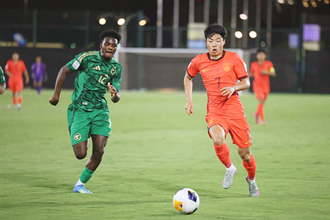 ◎ 五月十五日,中國隊球員何思凡(右)與沙特阿拉伯隊球員亞米拼搶。在沙特阿拉伯吉達進行的二零二六亞足聯U17男足亞洲盃四分之一決賽中,中國隊三比一逆轉戰勝此前三戰不敗的東道主沙特阿拉伯隊,時隔二十二年再進該賽事四強。(新華社記者羅晨 攝)