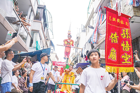 ◎ 五月廿四日,一年一度的長洲太平清醮在香港長洲島舉行。長洲太平清醮是香港獨有的民間節慶,二零一一年被列入國家級非物質文化遺產名錄,其中的「飄色會景巡遊」是重點活動之一,由小孩裝扮成神明或古今人物,站在一根約兩米高的鐵支架上「凌空飄起」。圖為扮演孫悟空的孩童在飄色會景巡遊中。(中新社記者張祥毅 攝)