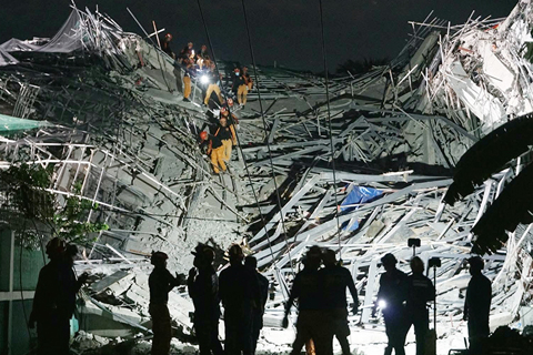 ◎ 據當地媒體五月二十五日報道,菲律賓北部邦板牙省安赫萊斯市一棟在建樓房二十四日凌晨發生坍塌,已造成三人死亡,另有十八人失蹤。圖為二十四日,救援人員在菲律賓北部邦板牙省安赫萊斯市的樓房坍塌現場工作。(新華社發 菲律賓中呂宋消防局供圖)