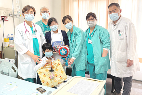 ◎ 鏡湖醫院代表轉送禮物予住院兒童。