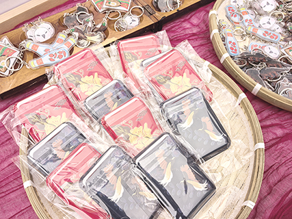 5月16日,在北京外國語大學國際嘉年華,印度尼西亞華裔留學生陳舒凝準備了具有印尼特色的文創產品。(紀嘉欣 攝)