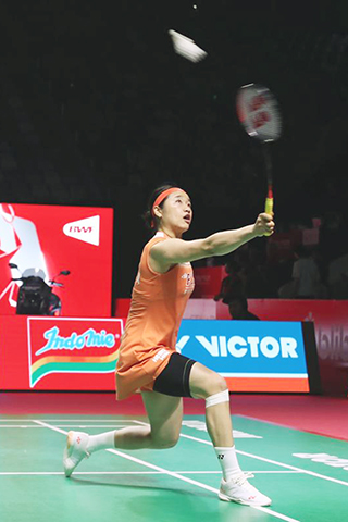 ◎ 六月六日,安洗瑩回球。印尼羽毛球公開賽女單半決賽中,中國選手陳雨菲一比二不敵韓國選手安洗瑩,無緣決賽。(新華社記者 岑雲鵬 攝)
