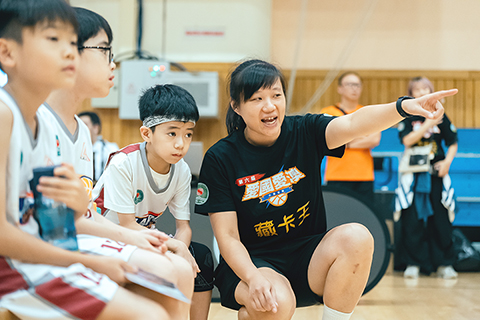 ◎ 籃球賽U7組運動員聆聽教練指導。