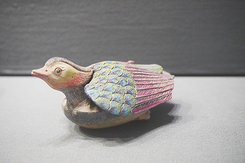 ◎ 七月一日,「文脈:中原古硯精品展」在河南鄭州大象陶瓷博物館開展。本次展覽匯聚一百六十六件古硯,從新石器時代的研磨器至清代古硯珍品集中亮相,以完整的時代序列和豐富的品類,向公眾展示古人書案間的詩意雅趣。圖為展出的唐代彩繪鴛鴦陶硯。(中新社記者 韓章雲 攝)