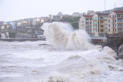 ◎ 七月十日,受颱風「巴威」影響,浙江溫嶺石塘金沙灘景區巨浪翻湧。圖為海浪擊打岸邊。(中新社記者 蕭健 攝)