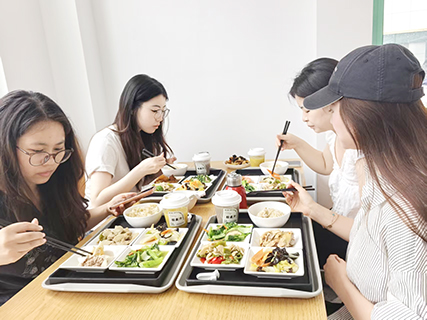 年輕人結伴前來「街坊食堂」打卡控糖餐。(張煜歡 攝)