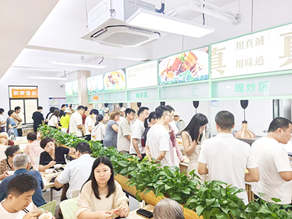 「街坊食堂」內不少年輕人排隊購買控糖套餐。(張煜歡 攝)